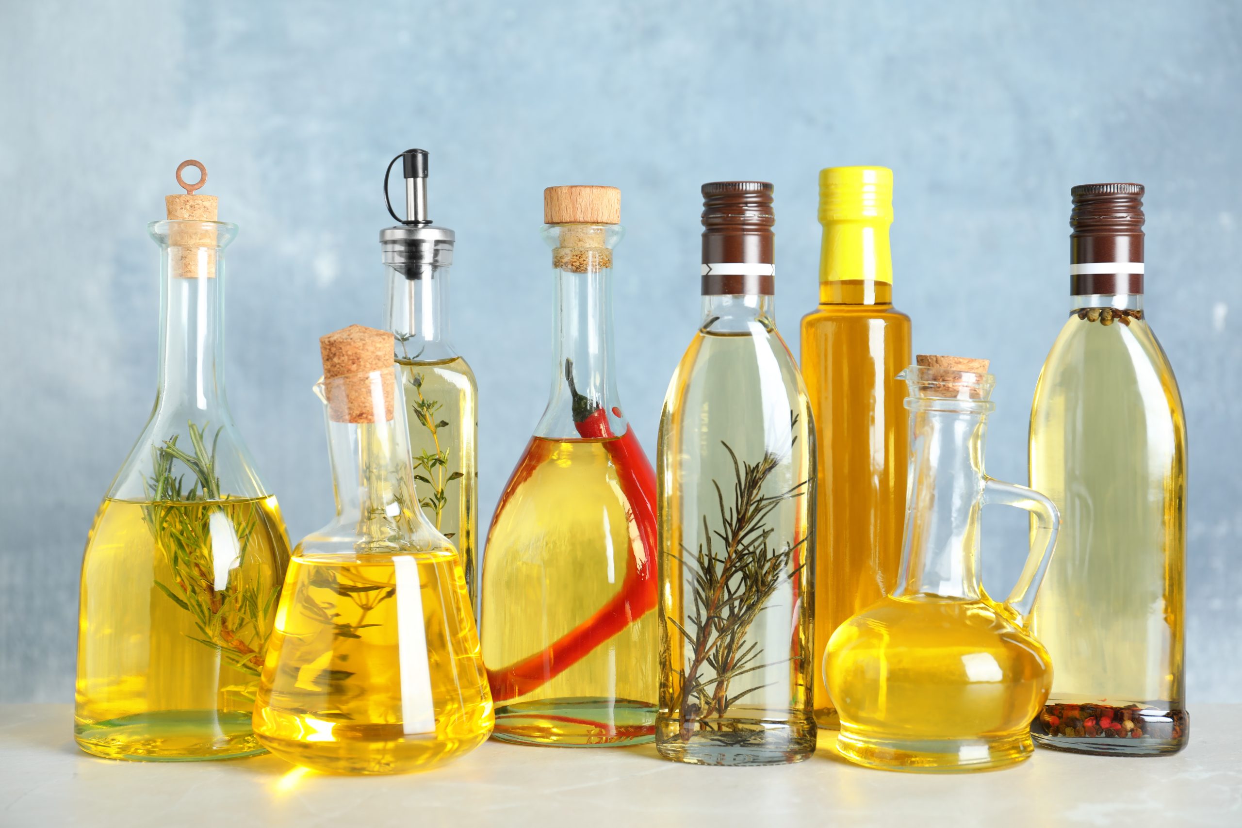 На растительном масле готовят. Посуда для оливкового масла. Оливковое масло. Бутылка оливкового масла. Посуда из оливы.